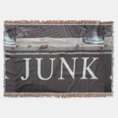 Junk-Schild auf antikem Schleppwagen, rostetes Met Decke (Vorderseite)