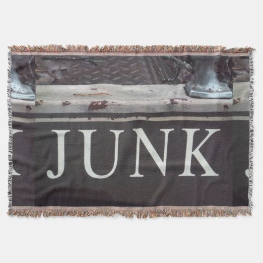 Junk-Schild auf antikem Schleppwagen, rostetes Met Decke (Vorderseite)