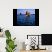 Junk segelte durch Ha Long Bay, Vietnam Poster (Heimbüro)