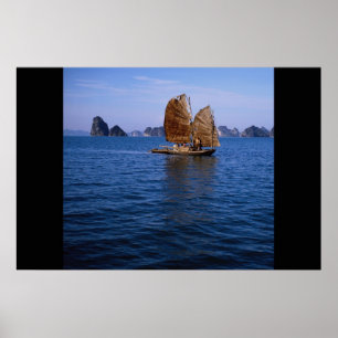 Junk segelte durch Ha Long Bay, Vietnam Poster