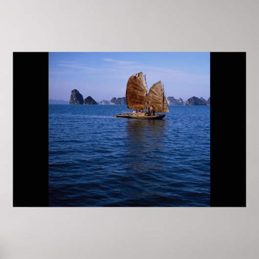 Junk segelte durch Ha Long Bay, Vietnam Poster (Vorne)