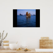 Junk segelte durch Ha Long Bay, Vietnam Poster (Küche)