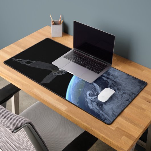 Juno Raumfahrzeug während der Erde Flyby Schreibtischunterlage (Büro 2)