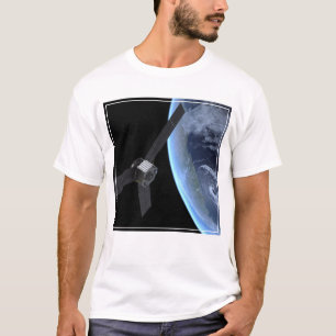 Juno Raumfahrzeug während der Erde Flyby T-Shirt