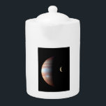 Jupiter Gas Giant Planet & Io Galilean Moon<br><div class="desc">Dieses faszinierende Bild, eine Kombination aus Raumschiffdaten, zeigt die gegensätzlichen Landschaften des Jupiter und seines vulkanischen Mondes Io. Der von New Horizons während seiner Flyby 2007 gefangene riesige Gasplanet Jupiter dominiert die Szene. Seine wirbelnde Atmosphäre wird in einer faszinierenden Infrarotpalette dargestellt, die die Schwankungen der Wolkenhöhe mit lebendiger Blues und...</div>
