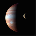 Jupiter Gas Giant Planet & Io Galilean Moon Fotoskulptur Magnet<br><div class="desc">Dieses faszinierende Bild, eine Kombination aus Raumschiffdaten, zeigt die gegensätzlichen Landschaften des Jupiter und seines vulkanischen Mondes Io. Der von New Horizons während seiner Flyby 2007 gefangene riesige Gasplanet Jupiter dominiert die Szene. Seine wirbelnde Atmosphäre wird in einer faszinierenden Infrarotpalette dargestellt, die die Schwankungen der Wolkenhöhe mit lebendiger Blues und...</div>