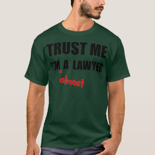 Jurastudentin Bar Exam gibt Trust Me Im fast a la T-Shirt