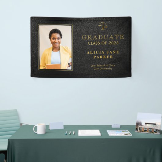 Jurastudentin mit schwarzem Gold Abschluss Banner (Messeveranstaltung)