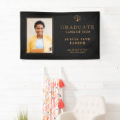 Jurastudentin mit schwarzem Gold Abschluss Banner (Insitu)