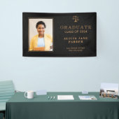 Jurastudentin mit schwarzem Gold Abschluss Banner (Messeveranstaltung)