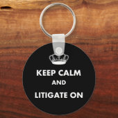 Jurist/Jurastudentin gibt "Behalt Calm Litigate.." Schlüsselanhänger (Vorderseite)