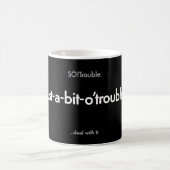 just-a-bit-o'-trouble! - weiß auf schwarz kaffeetasse (Mittel)