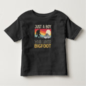 Just A Boy Who Loves Bigfoot Sasquatch Kleinkind T-shirt (Vorderseite)