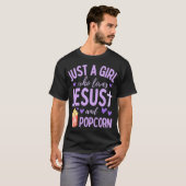 Just A Girl Who Loves Jesus And Popcorn Christian  T-Shirt (Vorne ganz)