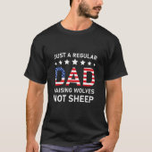 Just A Regular Dad Raising Wolves Not Sheep flag T-Shirt (Vorderseite)