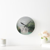 Just Breathe Calming Quote with Waterfall Photo Bl Runde Wanduhr (Zuhause)