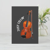 Just Cellin' Funny Chilling Cello Violin Einladung (Stehend Vorderseite)