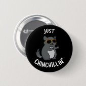 Just Chin-Chillin Funny Chinchilla Pun Dark BG Button (Vorne & Hinten)