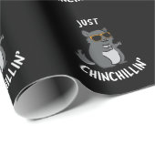 Just Chin-Chillin Funny Chinchilla Pun Dark BG Geschenkpapier (Rolleneckpunkt)