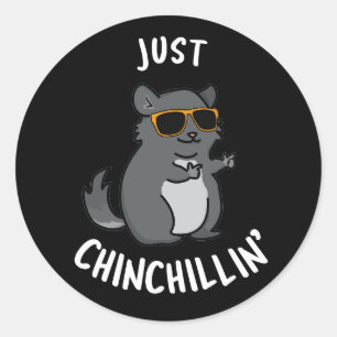 Just Chin-Chillin Funny Chinchilla Pun Dark BG Runder Aufkleber