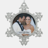 Just heiratete erste Weihnachts-Keepake Schneeflocken Zinn-Ornament (Vorderseite)