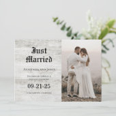 Just heiratete Rustic Bleached Wood Foto Hochzeit Ankündigung (Stehend Vorderseite)