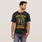 Just Here For The Latkes Funny Hanukkah Bigfoot T-Shirt (Vorne ganz)