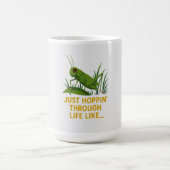"Just Hoppin’ Funny Grasshopper Art" Kaffeetasse (Mittel)