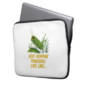 "Just Hoppin’ Funny Grasshopper Art" Laptopschutzhülle (Vorderseite Links)