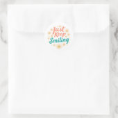 "Just Keep Smiling" with Cheerful Daisies Runder Aufkleber (Tasche)