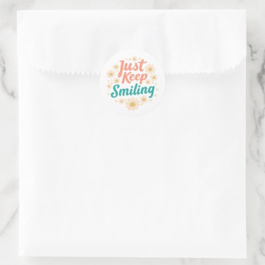 "Just Keep Smiling" with Cheerful Daisies Runder Aufkleber (Tasche)