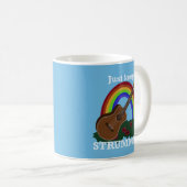 Just Keep Strummin’ Ukulele Rainbow Hawaiian Kaffeetasse (VorderseiteRechts)