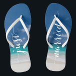Just Married Calligraphy Beach Wedding Flip Flops Badesandalen<br><div class="desc">Nur verheiratete Kalligraphie Strand Hochzeit Party Flip Flops mit schlanken Gurten</div>