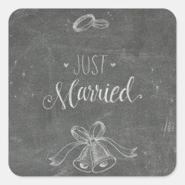 Just Married Chalkboard Hochzeiten Rings and Bells Quadratischer Aufkleber