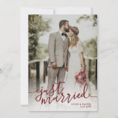 Just Married Dark Red Script Overlay Foto Hochzeit Ankündigung (Vorderseite)