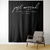 Just Married Elegant Calligraphy Wedding Backdrop Wandteppich (Beispiel)