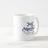 Just Married Elegant Navy Blue Typografie Kaffeetasse (VorderseiteRechts)