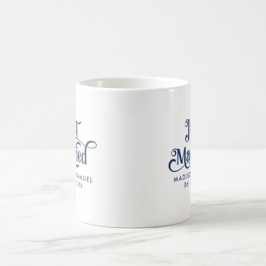 Just Married Elegant Navy Blue Typografie Kaffeetasse (Mittel)