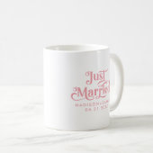 Just Married Elegant Rosa Typografie Kaffeetasse (VorderseiteRechts)