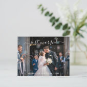 Just Married Elegante Script Foto Elopement Ankündigungspostkarte (Stehend Vorderseite)
