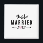 Just Married Est 2025 Flitterwochen Hochzeitspaare Magnet<br><div class="desc">Just Married Est 2025 Flitterwochen Hochzeitskaffee Jahrestag</div>