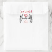 Just Married Giraffe Black, Red Burgundy Wedding Quadratischer Aufkleber (Tasche)