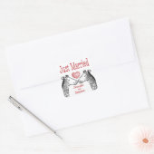 Just Married Giraffe Black, Red Burgundy Wedding Quadratischer Aufkleber (Umschlag)