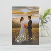 Just Married Gold Script Overlay Foto Hochzeit Ankündigung (Stehend Vorderseite)