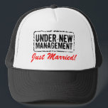 Just Married hats | Neue Verwaltung Truckerkappe<br><div class="desc">Nur verheiratete Hüte für Männer | Unter neuer Verwaltung. Niedliche Geschenkidee für frisch verheiratete Bräutigam / verheirateten Mann. Personalisierbarer Text</div>