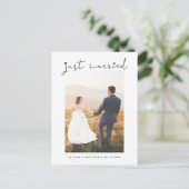 Just Married Heart Modern Script Wedding Ankündigungspostkarte (Stehend Vorderseite)