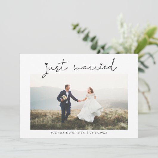 Just Married Heart Script Wedding Multi Foto Ankündigung (Stehend Vorderseite)