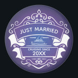 Just Married Honeymoon Cruise Magnet<br><div class="desc">Spaß Magnet für Ihre Zuhause oder beim Segeln auf Ihrem Ziel Flitterwochen Kreuzfahrt Schiff Urlaub. Lila und blauer Farbverlauf mit einem stilvollen Emblem. Just Married Design beinhaltet ein Kreuzfahrtschiff und das Jahr Ihrer Hochzeit. Ideal für eine Kabinentürmarkierung,  um Ihren Kabinenstudio zu finden.</div>