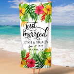 Just Married Honeymoon Wedding Brautparty Geschenk Strandtuch<br><div class="desc">Nur verheiratet! Was für ein perfekter Weg, um gemeinsam Ihr neues Leben zu beginnen, als mit einem luxuriösen Strandtuch aus unserem Shop! Dieses wunderschöne und einzigartige Handtuch ist ideal für Flitterwochen oder Brautparty. Jedes Handtuch ist elegant mit den neuen Paarnamen gefertigt. Was für ein besonderes und unvergessliches Geschenk für den...</div>