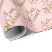 Just Married in Gold Script Schriftart auf Pink - Geschenkpapier (Rolleneckpunkt)